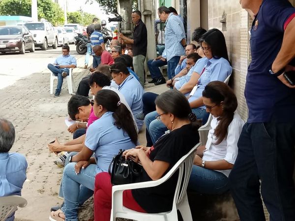socializando os informes da luta contra privatizao, plotando os carros e se p