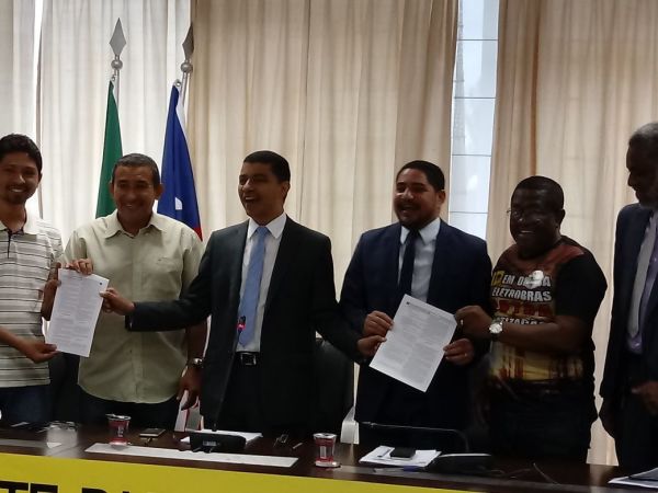 Entrega da moo durante o lanamento da frente parlamentar